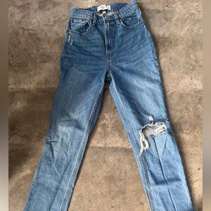 Abercrombie Curve Love Ultra high rise 90s straight jeans. Size 26/2
